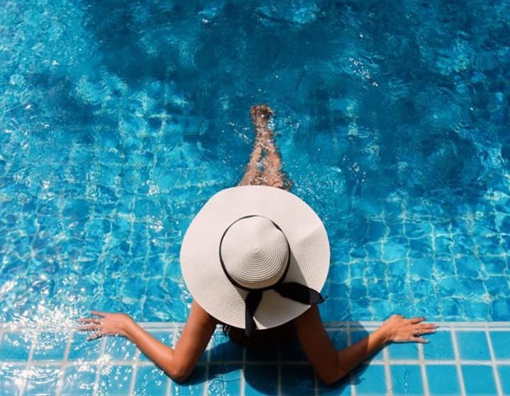 A girl wearing hat in the swimming pool
